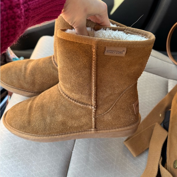 Minnetonka Ugg boots - Picture 1 of 2